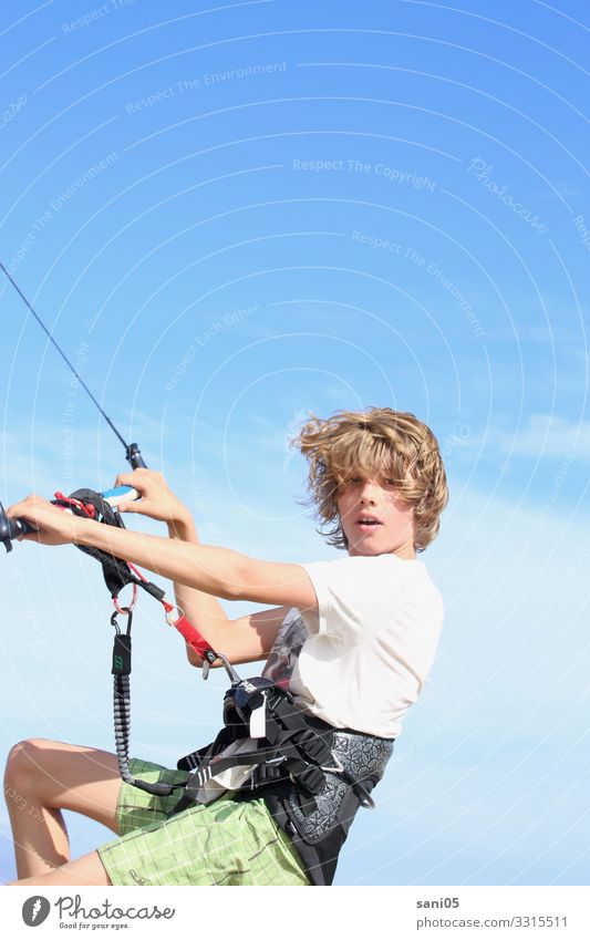 Boy kitet Lifestyle Ocean Aquatics Kiter Kiting Schoolchild Boy (child) Youth (Young adults) 1 Human being 8 - 13 years Child Infancy Water Cloudless sky Wind