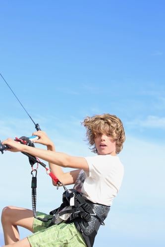 Boy kitet Lifestyle Ocean Aquatics Kiter Kiting Schoolchild Boy (child) Youth (Young adults) 1 Human being 8 - 13 years Child Infancy Water Cloudless sky Wind