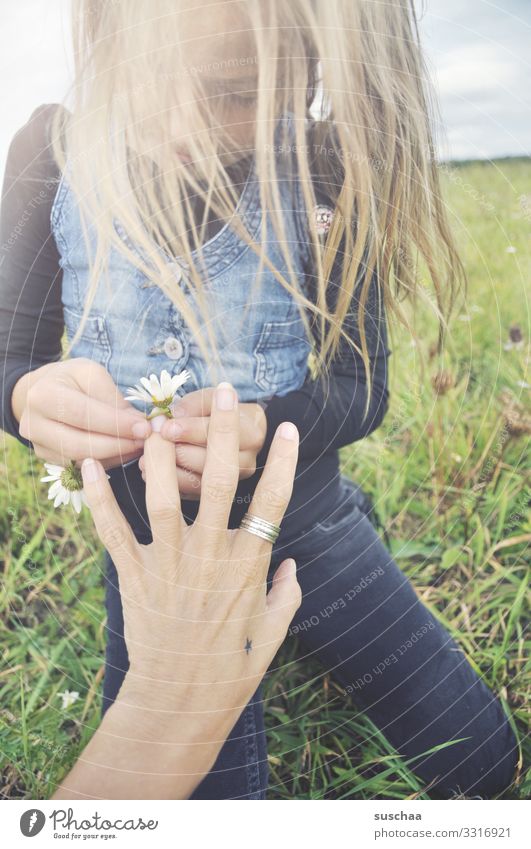 Ring from flowers Child Girl Infancy Hair and hairstyles Wind Exterior shot Flower Flower meadow Daisy Marguerite Chamomile Meadow flower Hand Fingers Playing