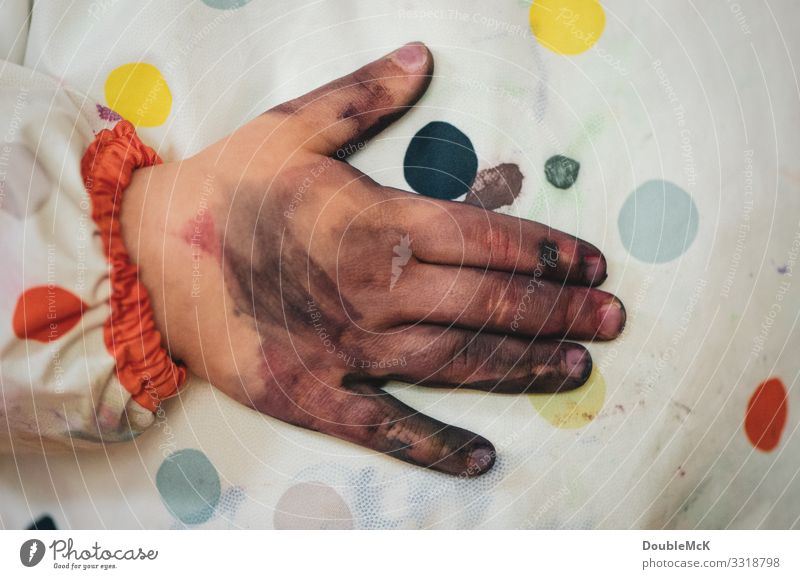 Dirty hand is wiped on painting apron Human being Child Toddler Infancy by hand Fingers 1 1 - 3 years 3 - 8 years Touch To hold on Authentic Near Multicoloured
