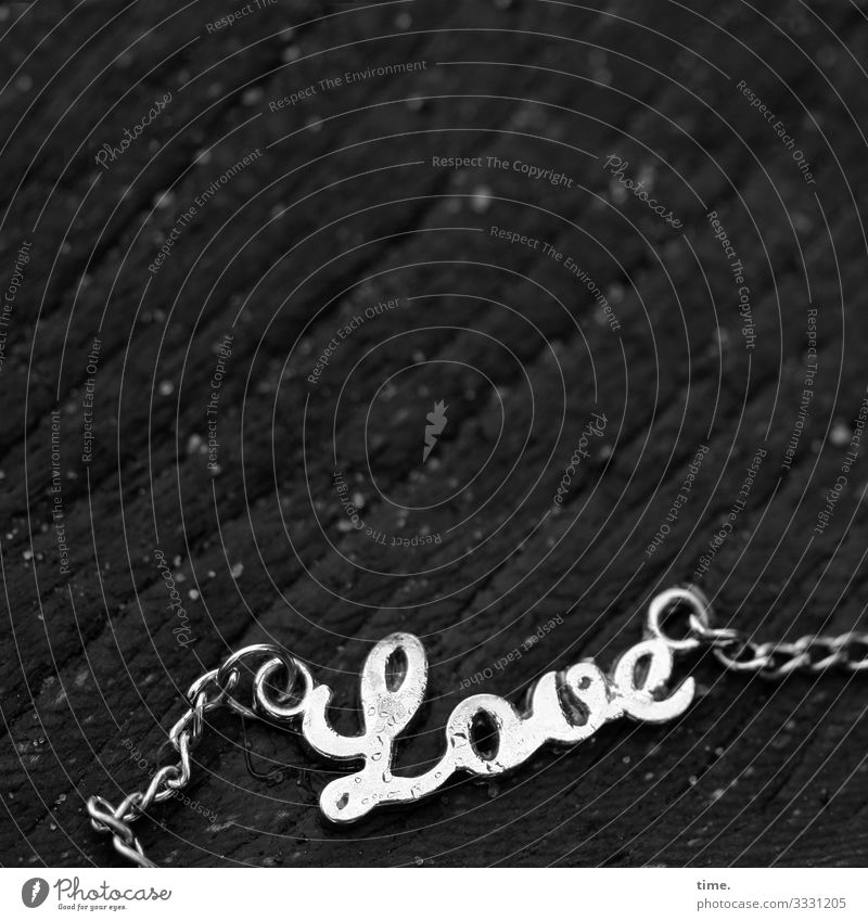 Lost Girl Stuff | Written Jewellery Necklace Chain Jetty Wood Metal Line Stripe Illuminate Dark Kitsch Trashy Gloomy Love Infatuation Loyalty Romance Longing