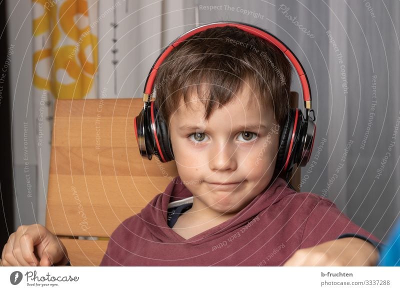 Child with headphones Leisure and hobbies MP3 player Face 1 Human being Music Listen to music T-shirt Relaxation Sit Cool (slang) Friendliness Happiness Joy