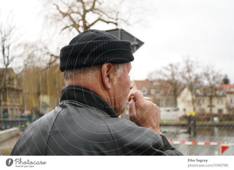View into the distance Human being Male senior Man 1 60 years and older Senior citizen Think Smoking Authentic Black Contentment Relaxation Colour photo