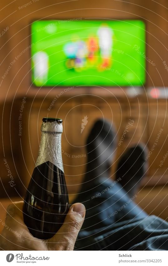 sports Drinking Sports Ball sports Sporting event Soccer Football pitch Masculine Man Adults Life Hand Fingers Feet 1 Human being 45 - 60 years Media Television