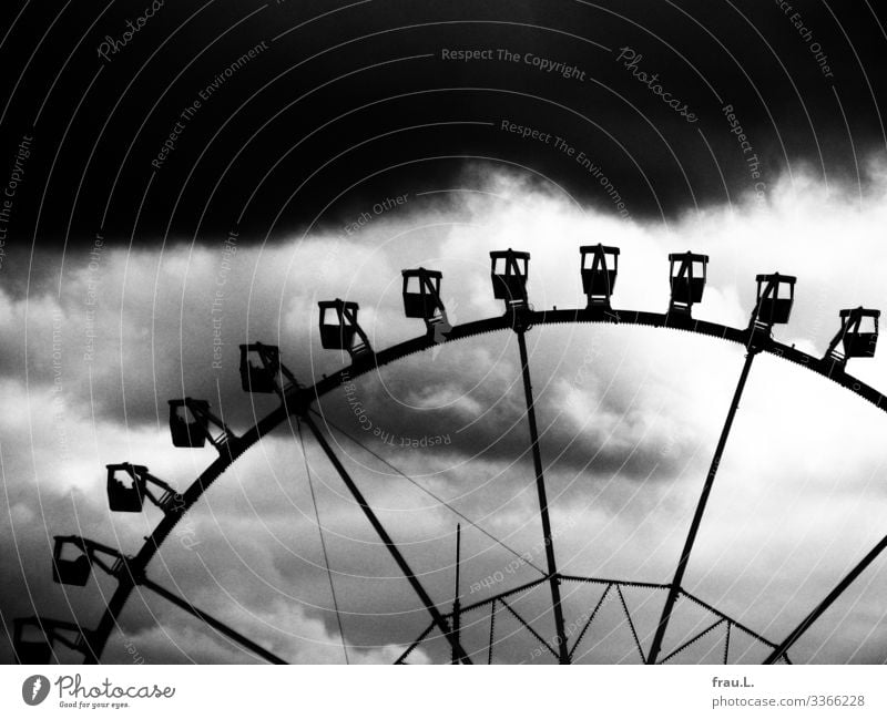superstructure Hamburg Work and employment Stand Ferris wheel Construction Dome Showman Trade Joy Clouds Driver's cab Black & white photo Copy Space top Day