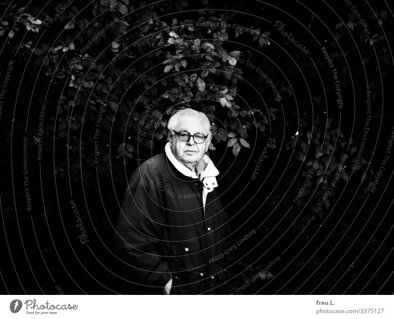 Old man Human being Masculine Male senior Man 1 60 years and older Senior citizen Environment Nature Plant Foliage plant Jacket Eyeglasses Black-haired