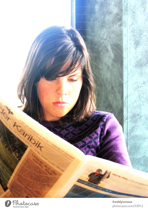 lenemaus Newspaper Reading Café Woman Sun Face 18-20 years