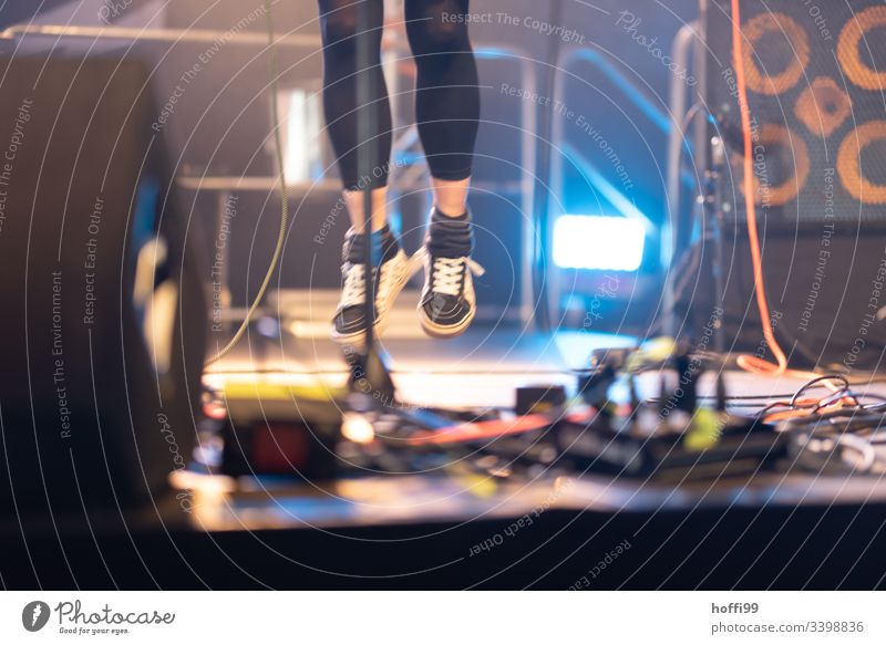 stage jumping jump phase Jumping power Woman Joy Movement sports shoes Black Flying Youth (Young adults) Action Sports Athletic Playing Enthusiasm Concert Loud