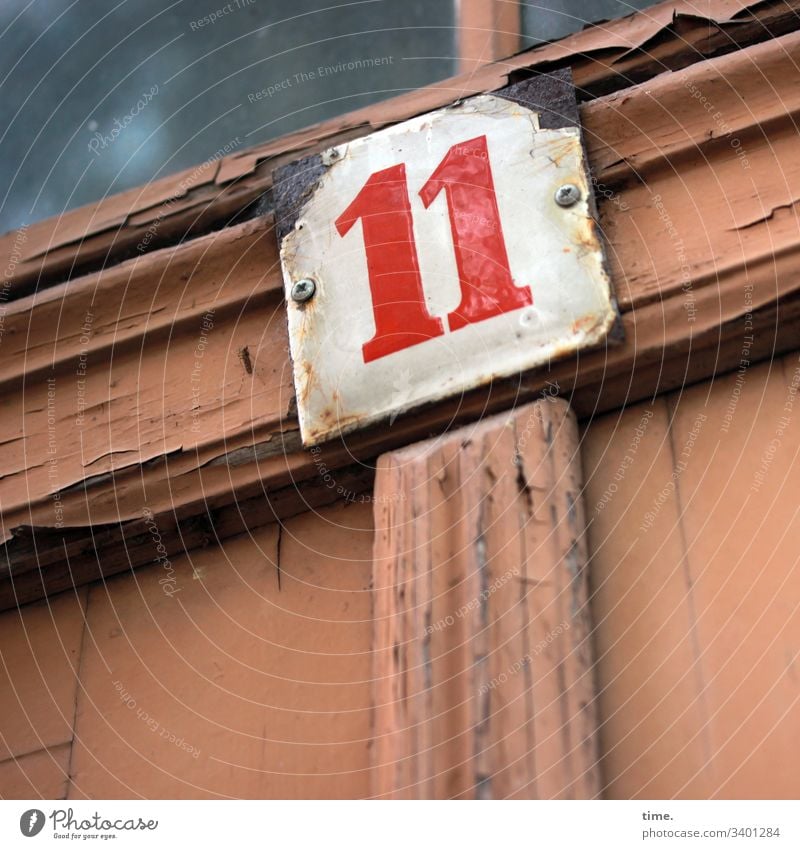 11 daylight Colour Orientation Information number oldstyle lines Stripe Dirty Trashy frowzy Broken House number Entrance House (Residential Structure)