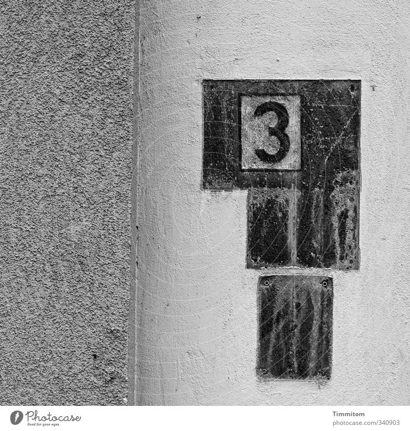 Yes, je, well. Wall (barrier) Wall (building) Name plate House number Borehole Structures and shapes 3 Concrete Digits and numbers Esthetic Simple Broken Gray