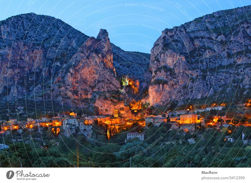 Moustiers St. Marie, südfrankreich moustiers st. marie bergdorf Provence-Alpes-Côte d’Azur beleuchtet licht provence berge bergmassiv urlaub reiseziel