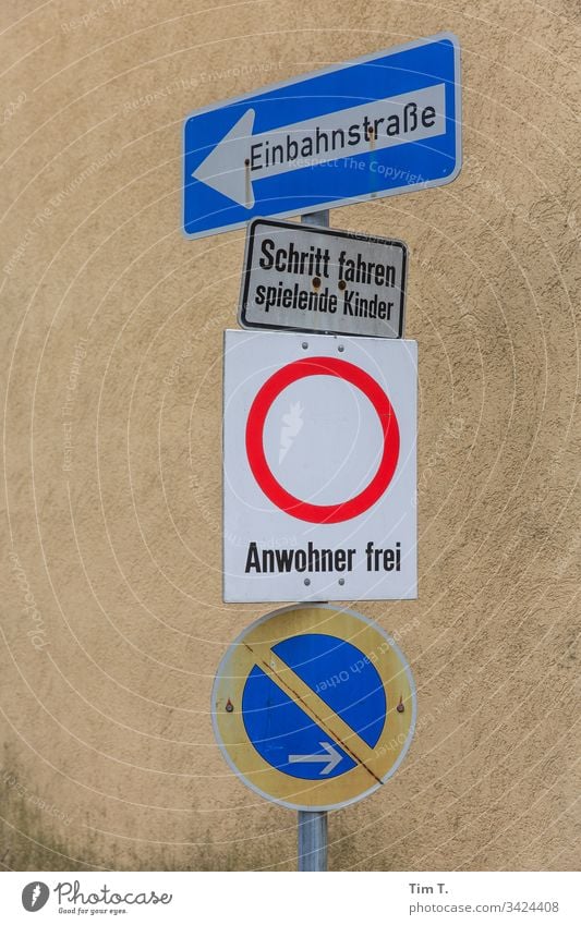 templine Brandenburg Road sign Clearway resident One-way street step Driving Colour photo Exterior shot Transport Signs and labeling Deserted Signage Bans