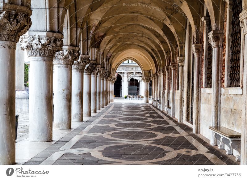 deserted arcades in Venice Deserted City trip Old Historic Veneto Relaxation Destination Manmade structures House (Residential Structure) Old town Day