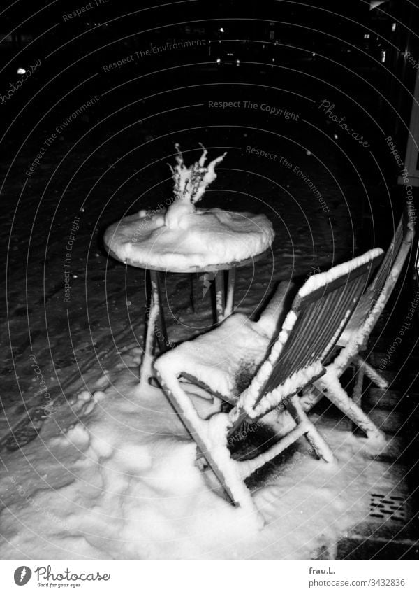 In case of snowfall Café only in the jug. Bistro chairs Winter Snow Sidewalk café Town Bistro table Street Gastronomy Empty Wood Exterior shot Deserted