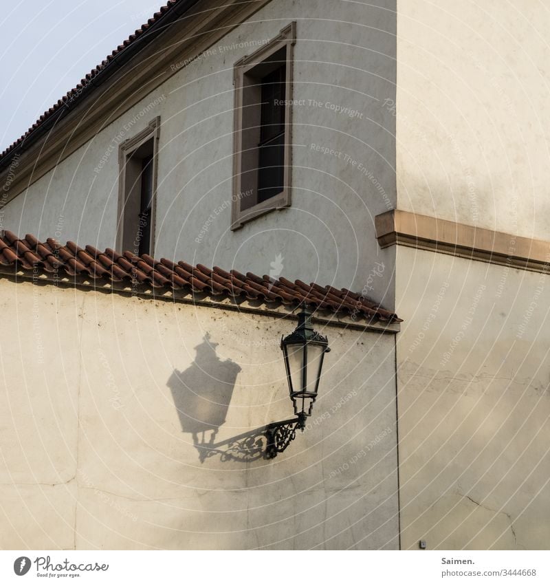 Laterne Lampe Schatten Haus Fassade Mauer Wand Licht Straßenlaterne Stadt Prague urban Fenster Linien und Formen