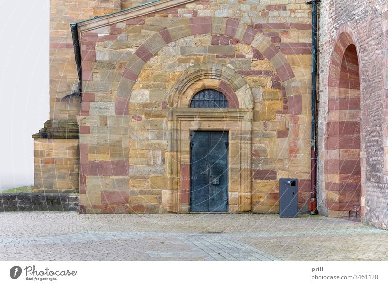 Speyer Cathedral detail eingang tür tor speyerer dom kathedrale kirche fassade fenster bogen basilika wand stein steinmauer sandstein rot romanisch