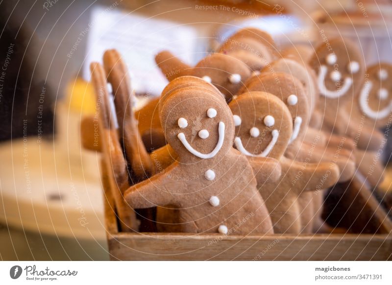 Gingerbread men in a box on a market stall arrangement background bake baked bakery baking biscuit brown cheerful close-up closeup cookie cookies decor