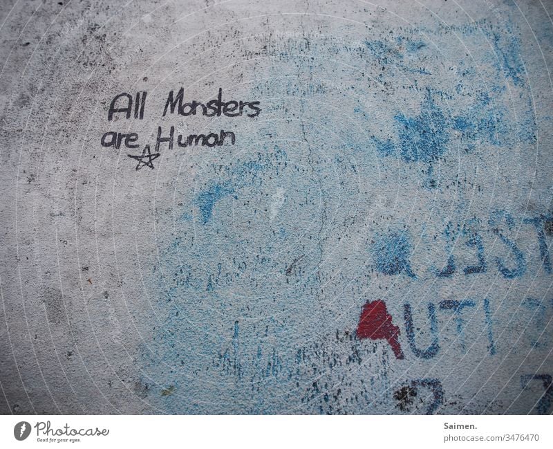 Alle Monster sind menschlich tagg Graffitti Straßenkunst Beton Wand Fassade Schrift Spruch bunt statement Politics and state Sozialkritisch