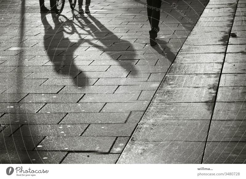 Public shading of persons in the city centre Shadow Shadow play people Bicycle Leisure and hobbies Footpath Boulevard Group maintain meetings Silhouette Street
