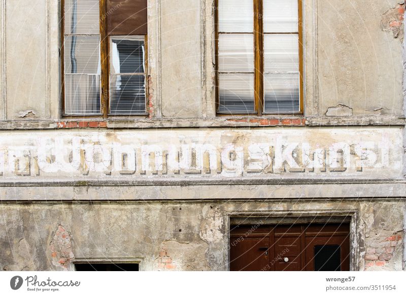 Alt | Wohnungskunst - advertising on the facade of a residential building in Md Old Old building facade detail Advertising facade advertising facade design