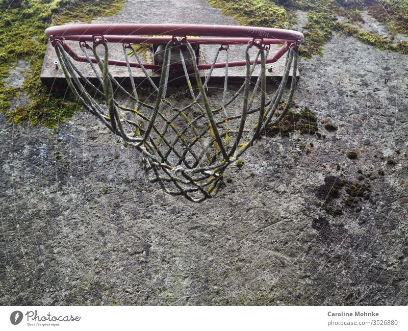 Verwitterter Basketballkorb basketball sport alt verwittert ballsport netz mauer freizeit bewegung spielen moos gelb rot struktur strukturen farbfoto