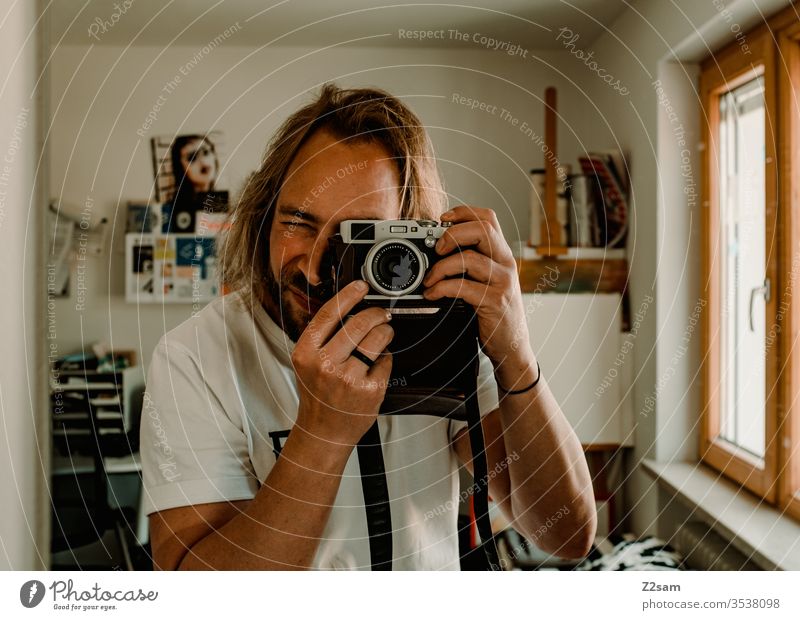Selfie selfie fotograf fotografie selbstportrait spiegel kamera retro braun sportlich lange haare mann bart zuhause atelier