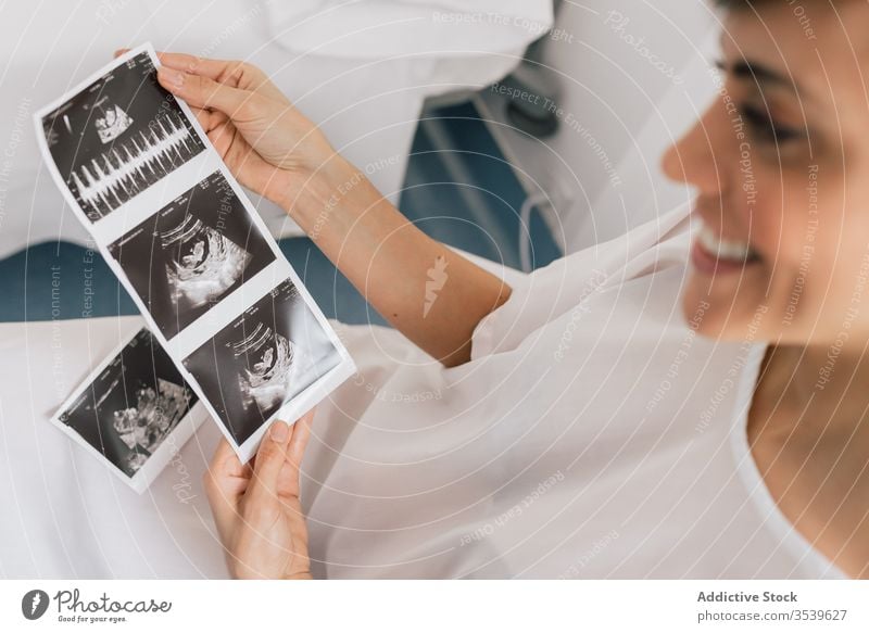 Pregnant woman examining ultrasound scan sonogram examine clinic fertile sit chair ward pregnancy female patient modern picture pregnant parent prenatal