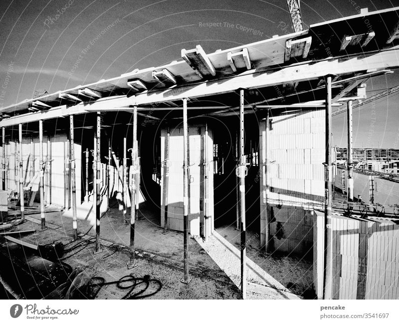 nestbau Rohbau Stützen Beton bauen Hochhaus Penthaus luftig Wohnungsbau Neubau Bau schwarz weiß Architektur Himmel Kontraste Sonnenlicht