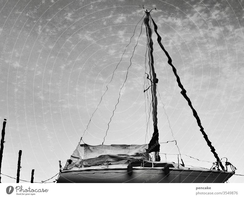 seeson Spiegelung Boot Segelboot segeln See Bodensee Sommer Wasser schwarz weiß Himmel