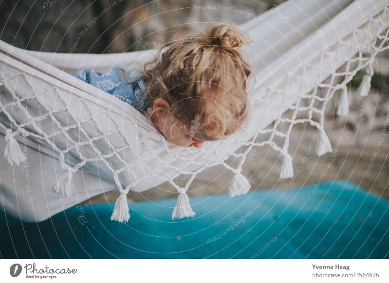 Child lies in a hammock and looks down Hawaii Gale Beach Sky Coast Clouds Colour photo Nature Wind Exterior shot Landscape Storm Water Bad weather Storm clouds