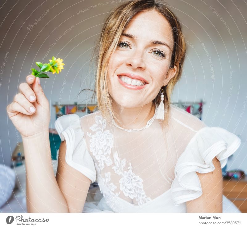 bride on her wedding day suggesting a flower sonrisa belleza novia boda casamiento amor felicidad trajedenovia