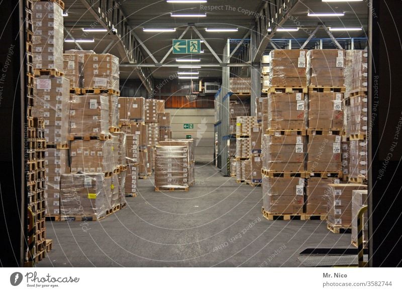 warehouse Warehouse deal Logistics Stock of merchandise Palett Cardboard box Mail order selling Wholesale trade Depot built Hall Goal pallet Work and employment