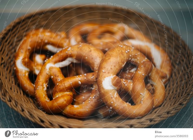 Delicious pretzels in a basket at the bakery biscuits Baker Bavarian Soft pretzel Picnic Baking Dough Baked goods Bakery Carbohydrates Food Fresh