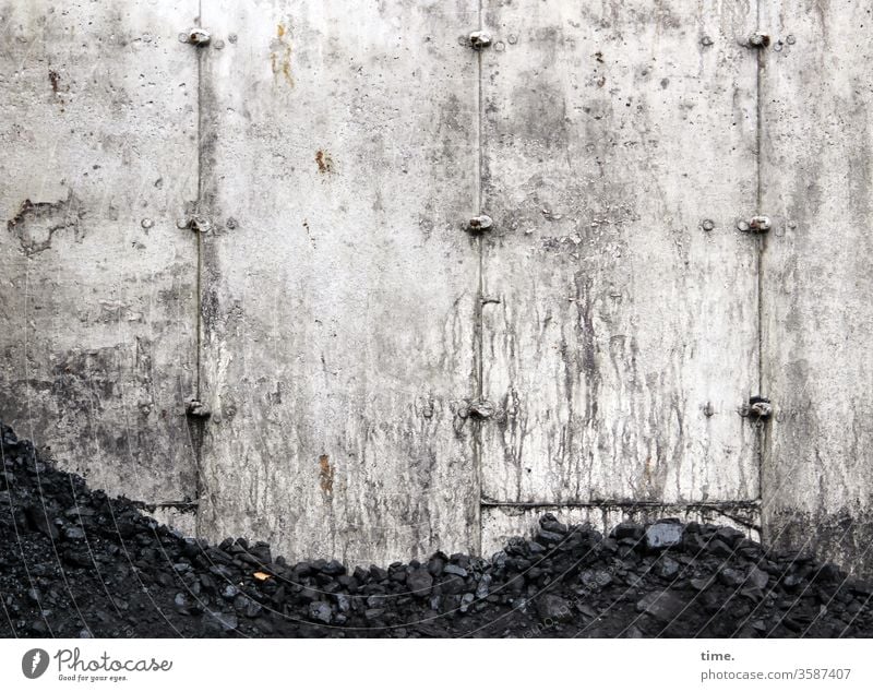 Coal store Places Wall (building) warehouse Heap Dirty Wall (barrier) mark Energy Energy industry Fossil Energy fossil fuels Fuel Concrete heating material