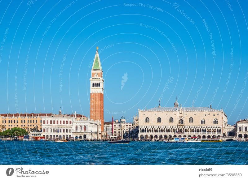 St Mark's Square with Doge's Palace and St Mark's Tower in Venice, Italy Markusturm Palace of Doge Palazzo Ducale Campanile di San Marco St. Marks Square