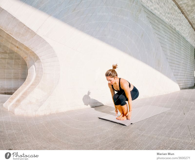 chica haciendo posturas de yoga clase deporte aire libre estiramientos poses blanco