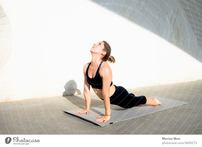 chica haciendo posturas de yoga pose deporte vida sana aire libre cuerpo deportistas clase de yoga