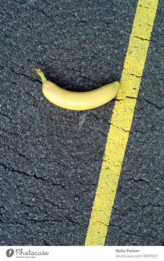 banana + line yellow, rest black - Banana Explores Bochum kB fruit Line Black Yellow cracks Surface Analogue photo Colour photo Food Deserted diagonal