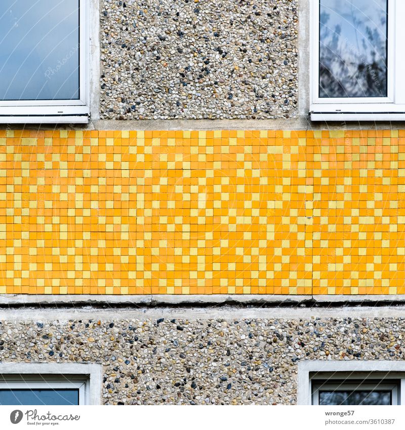 Alt | Fassadendetail eines ostdeutschen Plattenbaus Leerstand Detail Kacheln Klinker gelb Fenster leergezogen urban Abriß