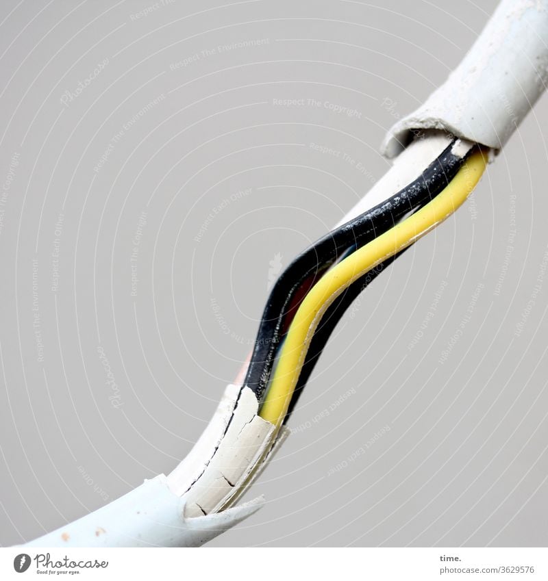 old | Awakener (1) power cable sheathing Yellow Black Broken Risk security risk Parallel Electrics refurbishment Open Wound Coat protective coat peril stream