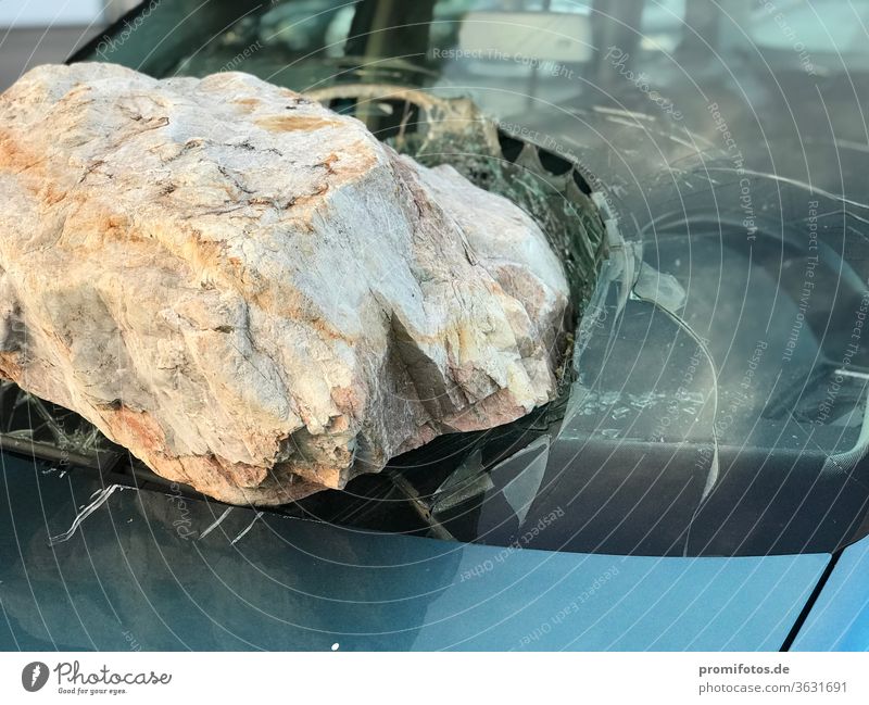Rockfall / Photo: Alexander Hauk Stone rock Boulders car Car window Windscreen Accident Metal Glass Splinter of glass daylight Exterior shot Journalism Media
