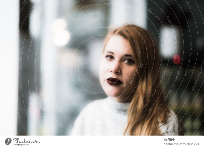 the young woman looks into the camera Face of a woman Woman Young woman blurred blurred background portraite Adults 18 - 30 years Human being