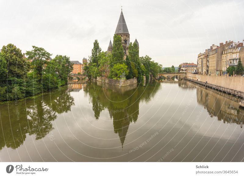 Lorraine Temple Neuf in Metz seen from the Pont des Morts in rainy weather metz Moselle Town River France reflection Rainy weather Water circles Sky Covered