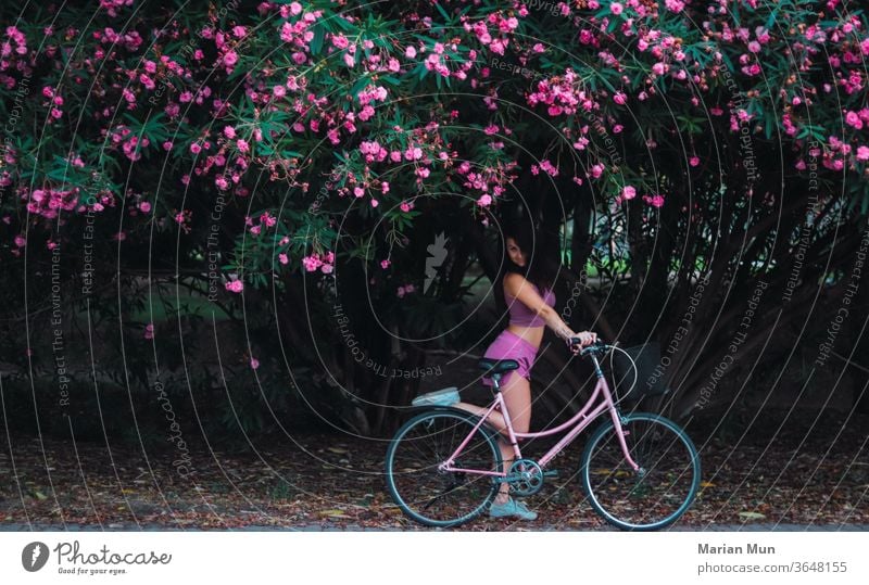 chica con bici rosa con flores rosas de fondo naturaleza campo belleza lifestyle bonito deportes airelibre estilodevida