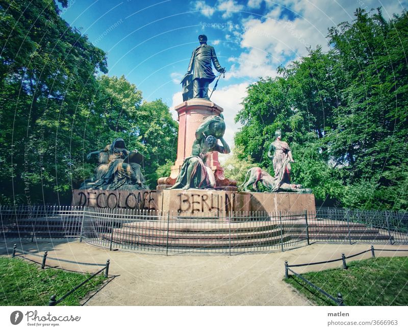 Bismarck monument decolonize Fence Berlin Landmark Sky Monument Capital city Bismarck Monument Action Lawn Tourist Attraction Art Colour