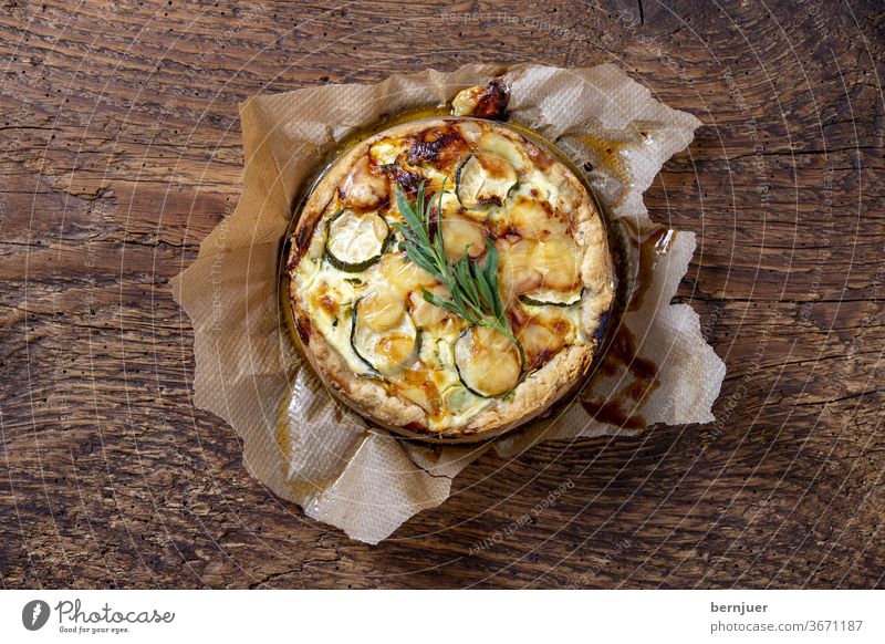 French quiche on wood Quiche au gratin dough Baking tin Springform pan biscuits Meal Crust Food cake Gateau Vegetable tribunal Lorraine Cheese Cake recipe