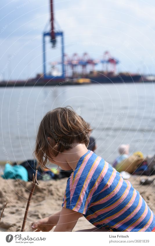 PLAY - ELBSTRAND - CHILD - HARBOUR Elbe Elbstrand Hamburg Harbour girl 3 - 8 years Sand Water Playing Striped Short-haired Infancy frisky Idea