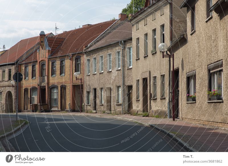 high noon Lausitz forest Brandenburg Small Town location Street Deserted Exterior shot Colour photo Germany House (Residential Structure) Day built Window