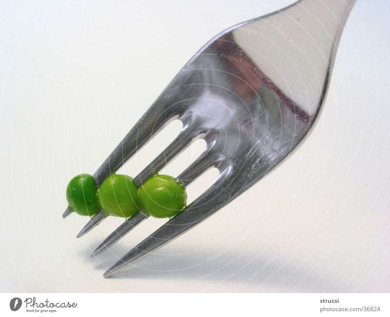 peas Food Vegetable Nutrition Lunch Organic produce Vegetarian diet Cutlery Fork Green Silver Peas Round Healthy Eating impale vegetarian Colour photo Close-up