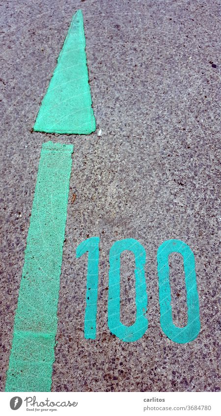 100 ( %, years, kilos, etc ) one hundred number digit mark Arrow Direction green Asphalt Orientation Road marking Sign Navigation waypoint Clue tip navi